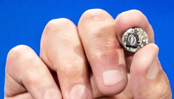 Intel Curie, которая представляет собой крошечный компьютер размером с пуговицу