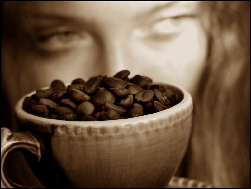 Почему кофе пахнет. Глоток кофе. Запах кофе. Эта женщина пахнет кофе шоколадом и орхидеей. Детектив глоток кофе.