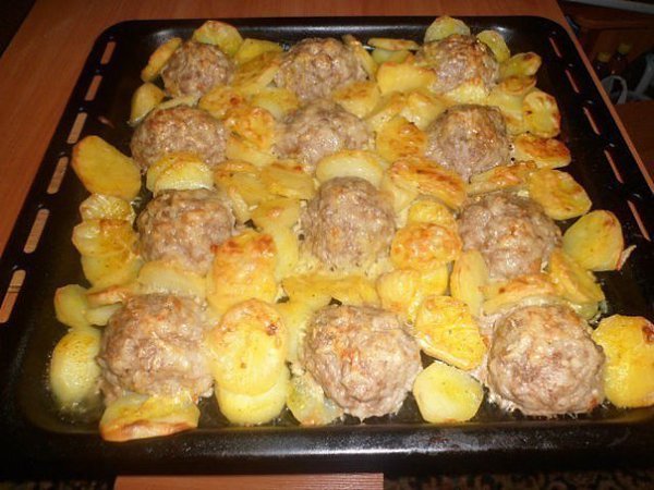 МЯСНЫЕ ЁЖИКИ С КАРТОШКОЙ ПОД СЫРОМ.Ингредиенты: картофель любой мясной фарш лук яйцо рис перец ...
