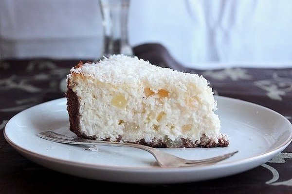 Кокосовый чизкейк с кусочками ананаса.Ингредиенты:300 г шоколадного печенья75 г сливочного масла600 ... - 3