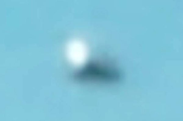 В КОЛОРАДО ЗАСНЯЛИ НЛО, ВИДИМЫЙ ЛИШЬ НА КАМЕРУ ТЕЛЕФОНА.Двое жителей Колорадо утверждают, что им ...