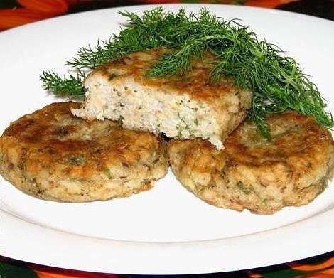 Рыбные котлетки с рисом: 1 банка рыбных консервов в масле (240 г) 1,5 -2 стакана отварного риса 1 ...