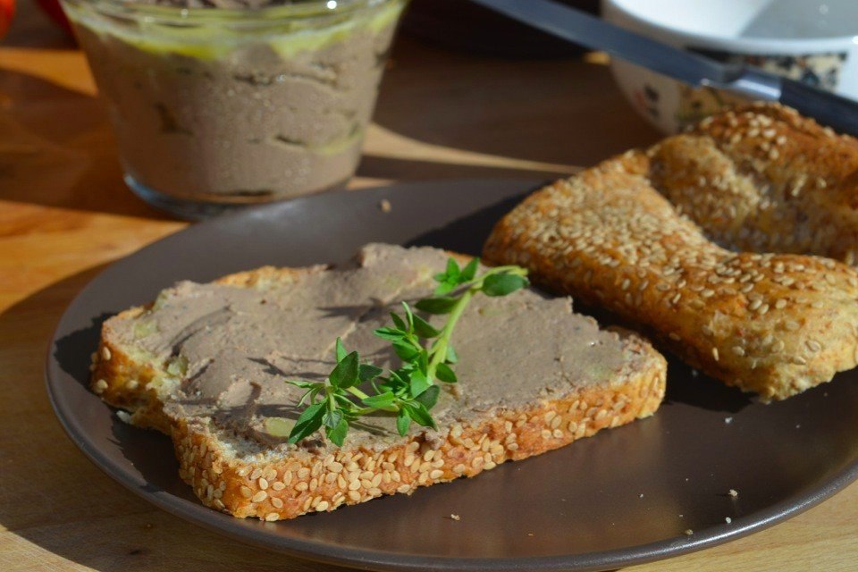 Паштет. Паштет из куриной печени подача. Паштет печеночный домашний из куриной печени. Домашний паштет из куриной печени. Паштет из куриной печени от ивлева.