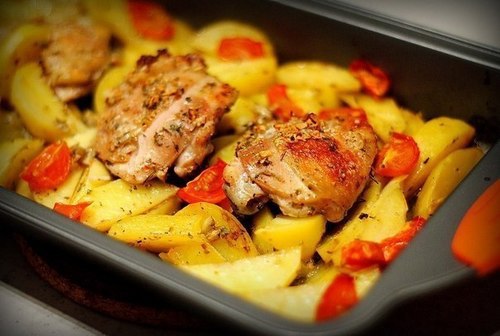 Запеченная с картофелем курица, маринованная в кефире.ИНГРЕДИЕНТЫ:Таблица мер3 куриных бедрышка / ...