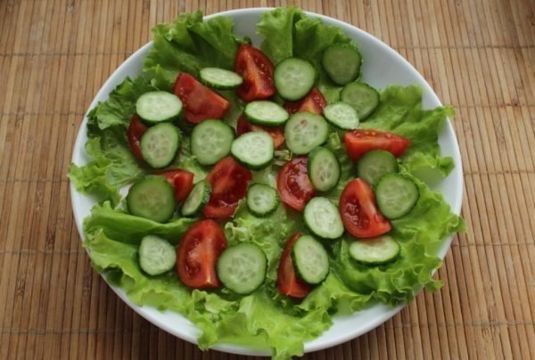ВКУСНЫЙ САЛАТИК.Ингредиенты: Куриное филе — 1 шт. помидоры — 3-4 шт. Огурцы — 1-2 шт. Листья салата ... - 4