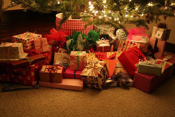 Пакеты новогодние советские. Подарочные коробки под елку. Украшение бумажного пакета. Подарок на новый год с елкой. Там же под елкой лежали бумажные пакеты.