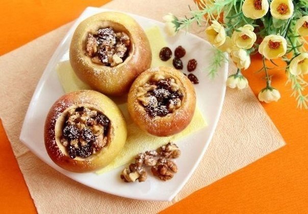 Яблоко запеченное с изюмом.Ингредиенты:• 2 больших яблока• 2 столовые ложки изюма• 2 чайные ложки ...