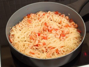 Спагетти с креветками и помидорами.Ингредиенты150 г спагетти150 г очищенных креветок100 г сыра200 г ...