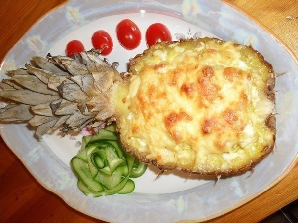 Мясо, запеченное в ананасе.Ингредиенты:1 крупный ананас300 гр. свинины или телятины1 ...