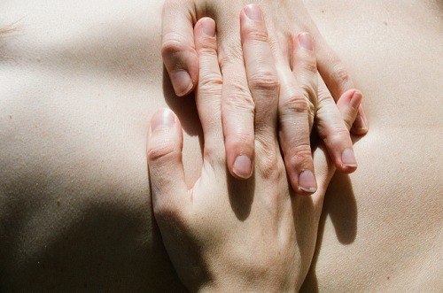 Люди такие странные: имея — не ценят; потеряв — плачут и скучают; обретая — вновь радуются, как ...