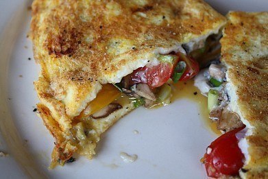 Омлет с грибами и сыром.Ингредиенты:Яйца куриные 4 штПомидоры 1 штЛук зеленый 1 ст. л.Шампиньоны 6 ...