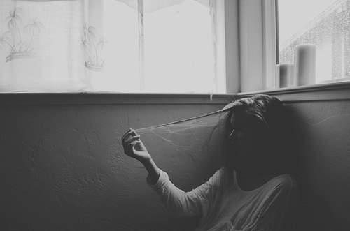 Эдуард Асадов. Пробило десять. В доме тишина. Она сидит и напряженно ждет. Ей не до книг сейчас и не ...