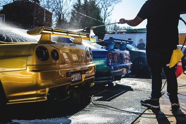 x2 Nissan Skyline GT-R R34. - 6