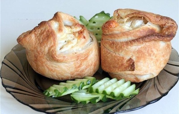 Пирожки слоёные с курицей и сыром.Ингредиенты:- 1 пласт теста слоеного- 2 грудки- 100 г сыра ...