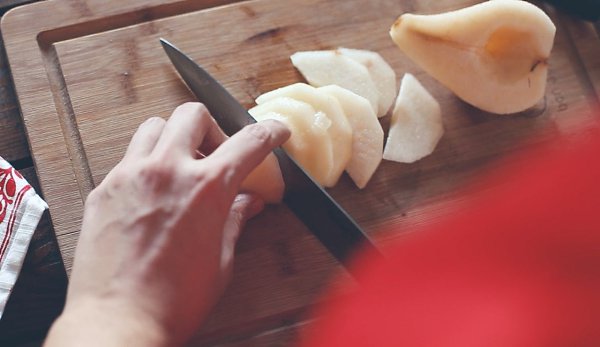 Теплый салат с куриной печенью.Ингредиенты: (на 2 порция)10 кусочков куриной печени1 небольшая ... - 4