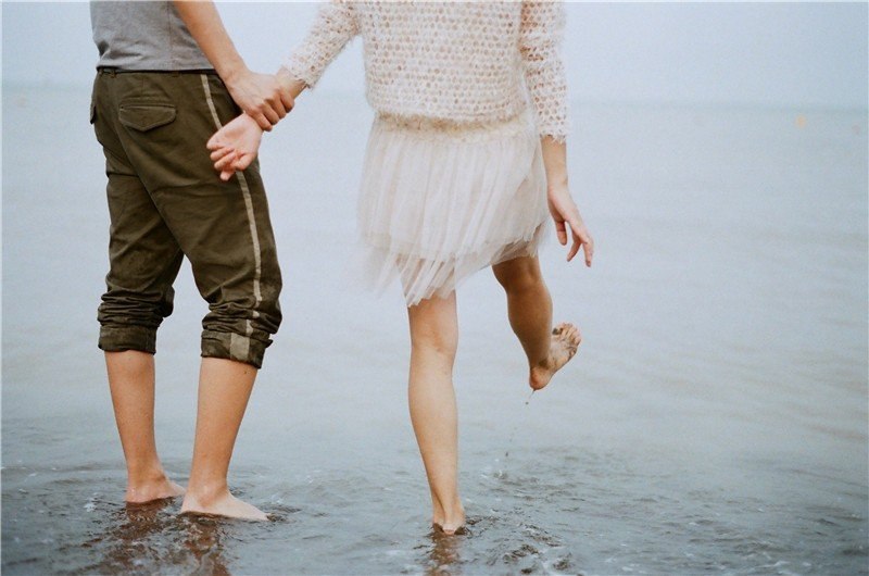 Шёл старик дорогой полевой стих текст. Попались навстречу. Попались навстречу. Девушка бежит за парнем. Грубиянка в крапинку читать.