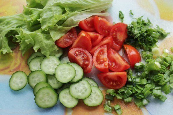 ВКУСНЫЙ САЛАТИК.Ингредиенты: Куриное филе — 1 шт. помидоры — 3-4 шт. Огурцы — 1-2 шт. Листья салата ... - 2
