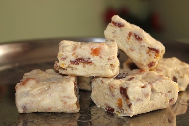 Банановые бурфи с орехами, курагой и изюмом.Ингредиенты:200 мл воды200 г сахара400 г бананов50 г ...