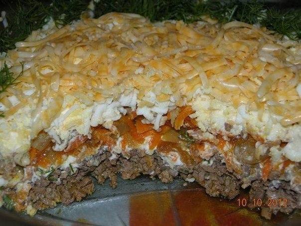 Салат с куриной печенью.Ингредиенты:300-400гр.куриной печени,2-3 соленых огурчика,2 крупных ...