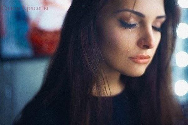 Будь сильной! - ты сама себе сказала и по щеке, неслышно, так слеза упала. Ты не жалей себя и не ...
