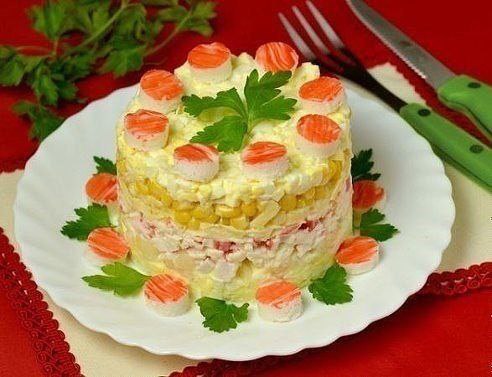 Салат с крабовыми палочками и ананасами. Ингредиенты: -400 г крабовых палочек, -4 яйца, -0,5 банки ...