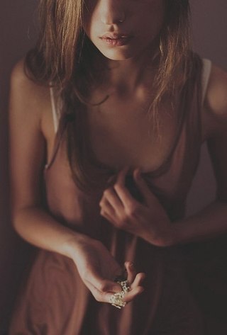 Нет, не трогай меня, пропащую, В этом теле любовь не живет. Твои руки уж слишком горячие, Но не ...