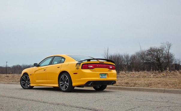 Dodge Charger SRT8 Super Bee - 4