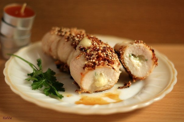 Куриный рулет.Получается сочное и нежное мясо с замечательной тянущейся начинкой! Вкусно как в ...
