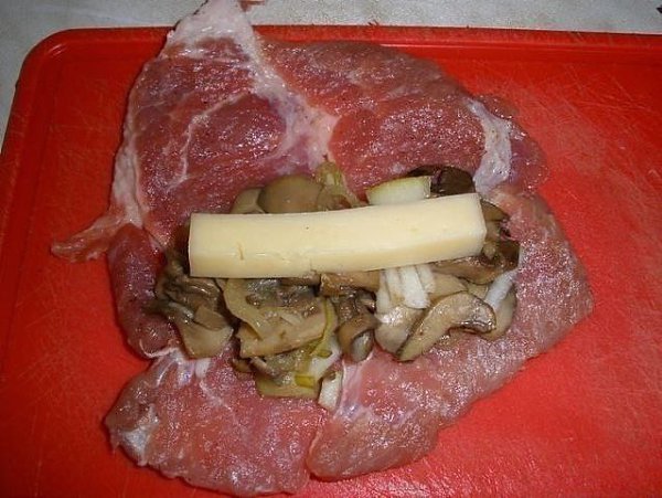 КПРАЗДНИЧНОМУ СТОЛУ ! Свиные рулеты , с грибами ! Ингредиенты: - 500 гр свиной шейки - 300 гр ... - 3