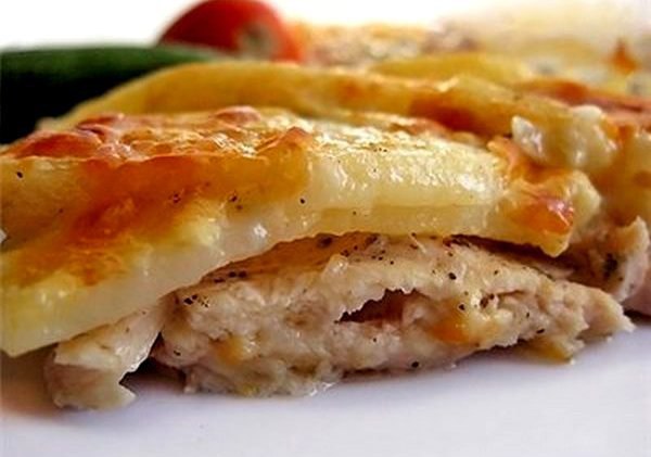 Картошка по-царски.Понадобится:-филе курицы - 500 г, -картофель - 2-3 шт,-майонез -сыр ...
