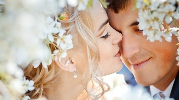 Я себя приучила любить тебя без надрыва, И не ждать каждый день, как спасенья, твоих звонков, ...