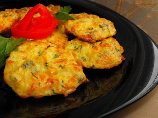 Капустные оладьи с сыром.Ингредиенты Капуста белокочанная — 200 г Петрушка (мелко нарезанная) — 2 ...