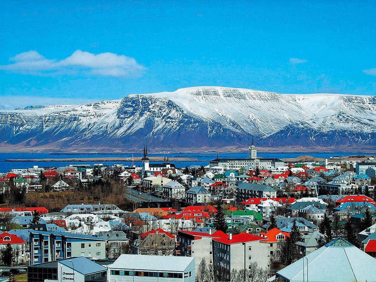 Reykjavik. Рейкьявик столица Исландии. Исландия Рик Явик. Коупавогюр Исландия. Дымящаяся бухта Рейкьявик.