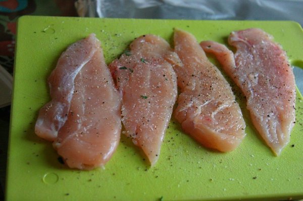 Пирожки с курицей и сливочным сыром.Ингредиенты:куриное филе 4 шт.лист слоеного теста 1 шт.сливочный ... - 2