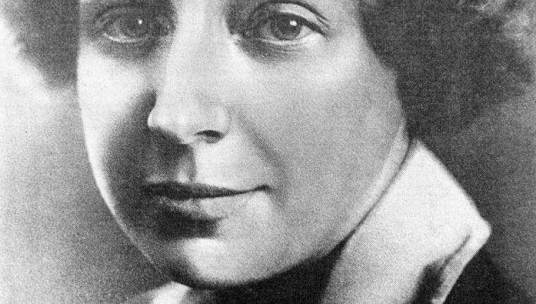 10 цитат Марины Цветаевой.1. Влюбляешься ведь только в чужое, родное — любишь.2. Шутим, шутим, а ...