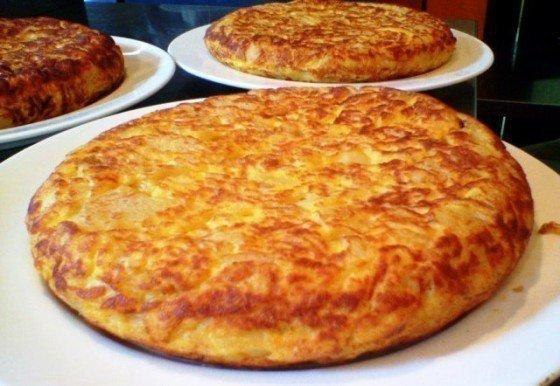 Тортилья душевная (испанская кухня).Сварить картофельное пюре.Пожарить много лука на растительном ...