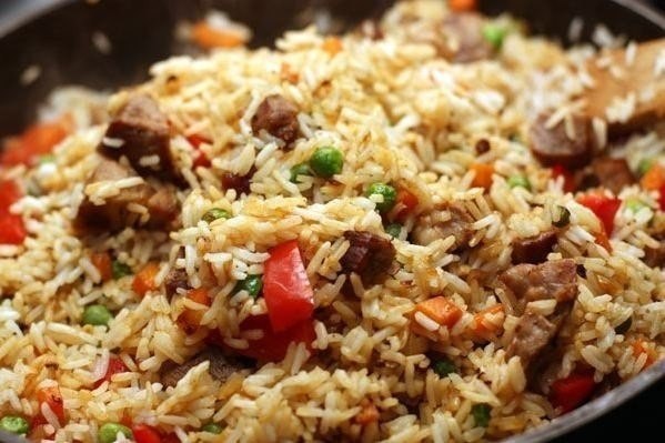 Рис со свининой и овощами.Ингредиенты:- рис длиннозерный - 300 г- соль - 1.5 чайной ложки.- свиная ...