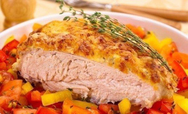 Куриная грудка под сметанно-чесночным соусом.Ингредиенты:2 куриные грудки300 г сметаны3-4 зубчика ...