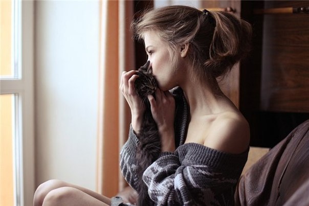 Спасибо, голова, что ты – дурдом, В котором я живу и мне не скучно. Ты постоянно думаешь о том, Что, ...