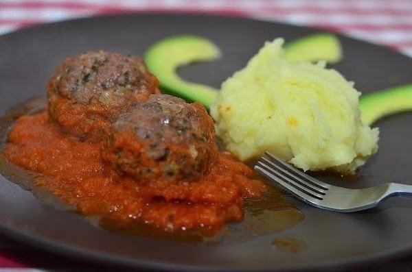 Мясные шарики по-итальянски.Ингредиенты:1 кг мясного фарша,4-5 зубчиков чеснока,1 средняя ...