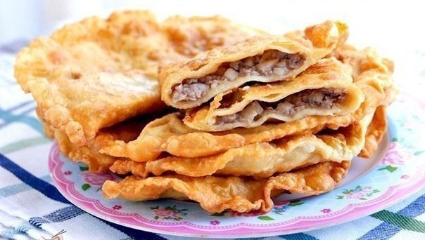 Чебуреки на кефире.Ингредиенты:- 1 ст. кефира- 1 яйцо- соль по вкусу- муки сколько ...