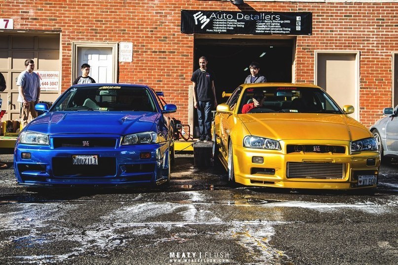 x2 Nissan Skyline GT-R R34.