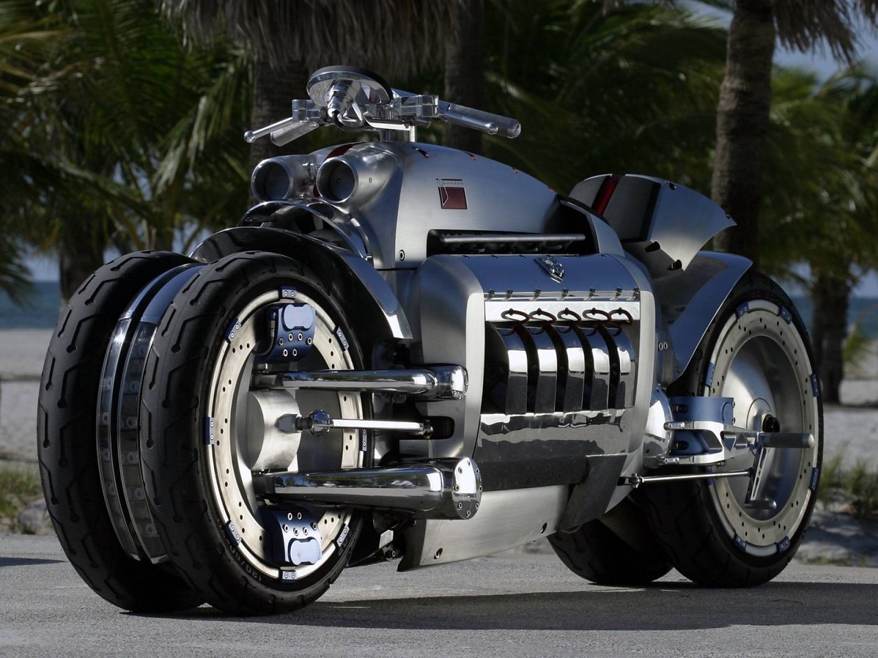 Dodge Tomahawk — самый быстрый мотоцикл в мире. В 2003 году на Североамериканском международном ...