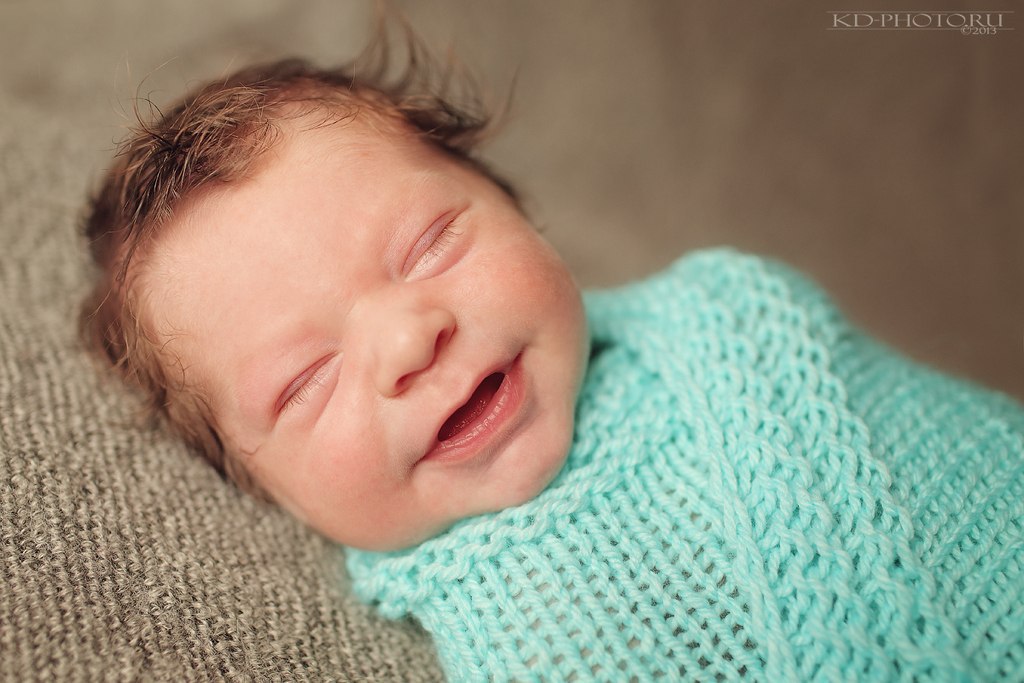 Первая улыбка ребенка. Улыбка новорожденного. Новорожденный малыш улыбается. Новорожденные первая улыбка. Грудной ребенок улыбается.