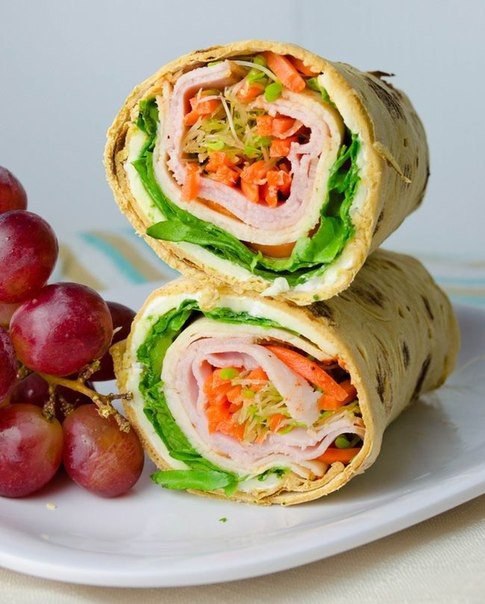 Ролл с курицей, ветчиной и сливочным сыром.Это можно взять с собой и очень вкусно перекусить. ...