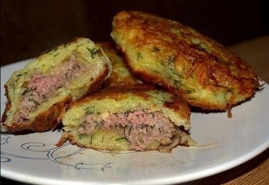 Драники картофельные с мясом.Картошку натереть на крупной терке, лук на мелкой (посолить, подождать ...