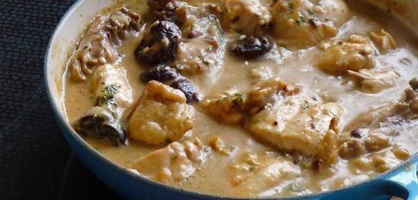 Куриные грудки в сливочном соусе с черносливом.