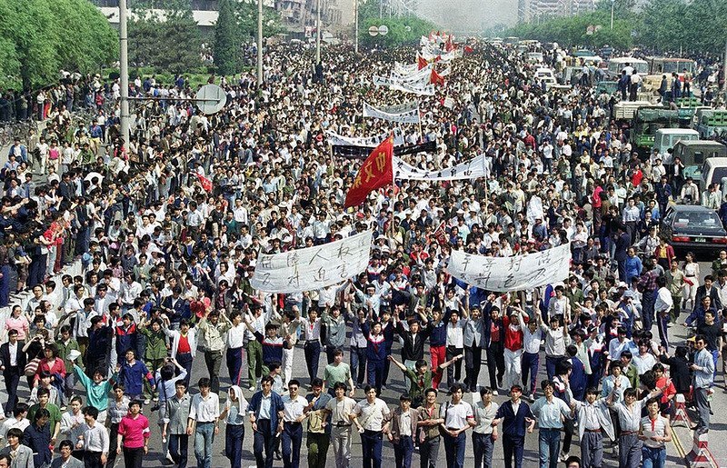 Китайцы на площади. Демонстрации в Пекине 1989. Китай восстание на площади Тяньаньмэнь.