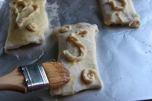 Пирожки с курицей и сливочным сыром.Ингредиенты:куриное филе 4 шт.лист слоеного теста 1 шт.сливочный ... - 6