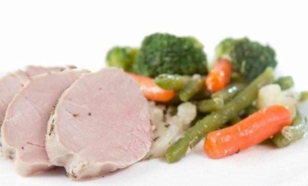 Вырезка и овощи паровые. Полезно, диетично, вкусно. На 100 гр готового продукта 108 ккал. Вам ...